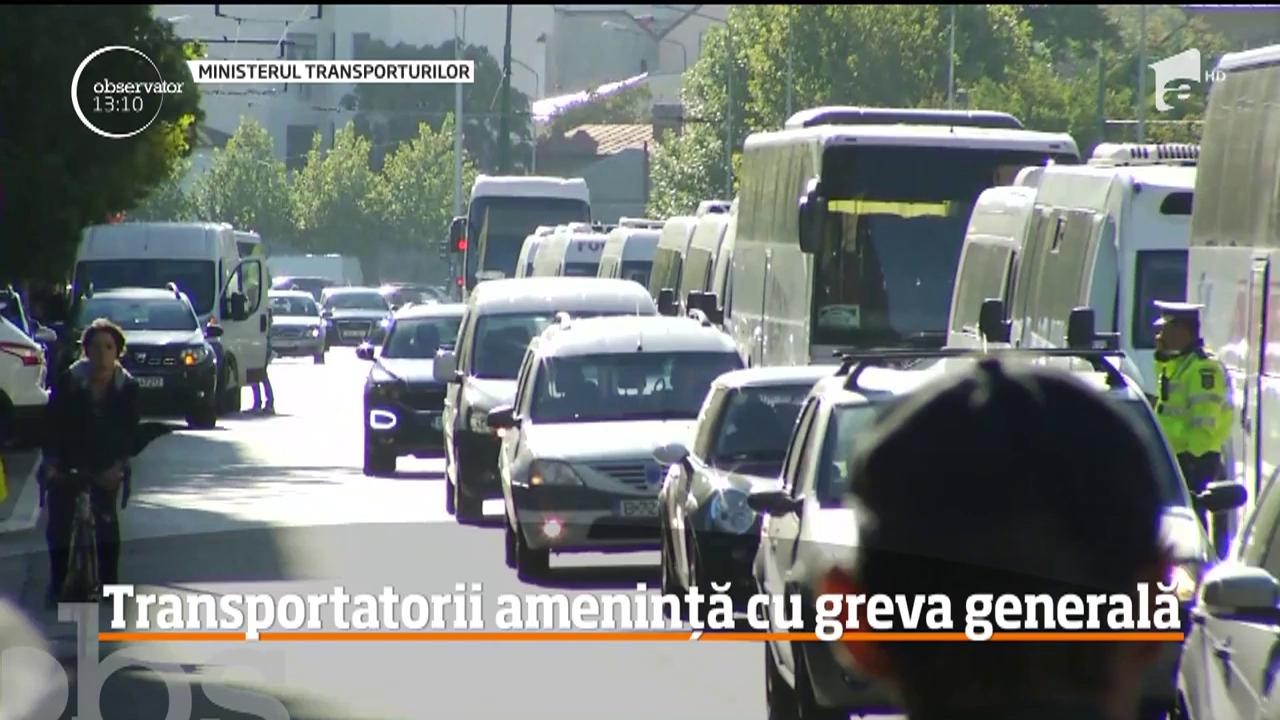 Transportatorii ameninţă să blocheze &icirc;ntreaga ţară. Ei au protestat şi astăzi &icirc;n faţa Ministerului Transporturilor