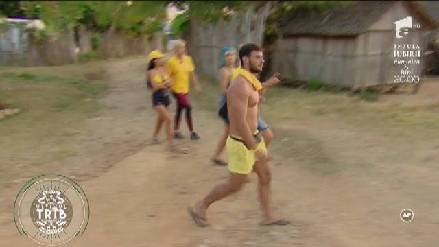 Negocieri la s&acirc;nge. Tribul lemurilor a ieșit la o sesiune de shopping &icirc;n sat