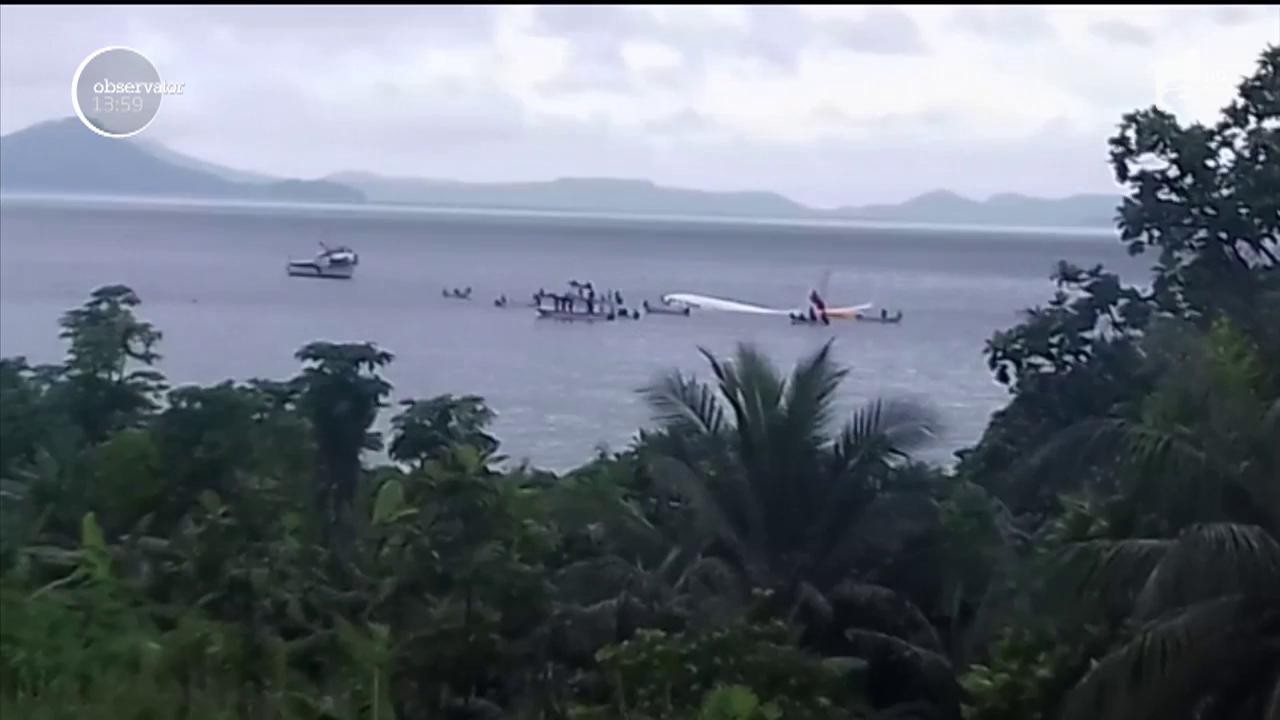 Zeci de pasageri ai unui avion au văzut moartea cu ochii, după ce o aeronavă cu 46 de persoane la bord s-a prăbuşit &icirc;n Oceanul Pacific