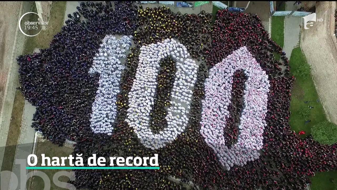 O hartă de record. Mii de oameni &icirc;mbrăcaţi &icirc;n pelerine albe şi negre au format cu trupurile lor o uriaşă hartă a Rom&acirc;niei