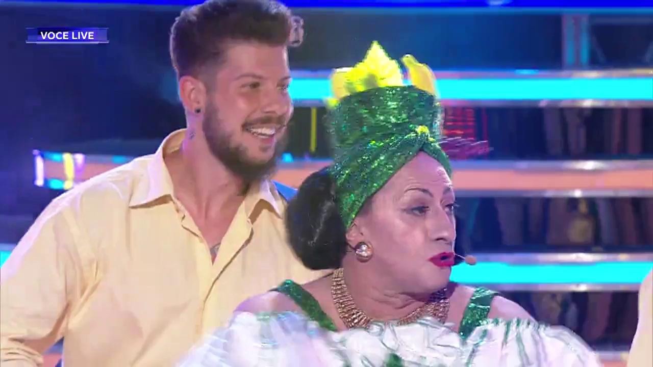 Romică Țociu se transformă în Carmen Miranda - "Batuca nego"