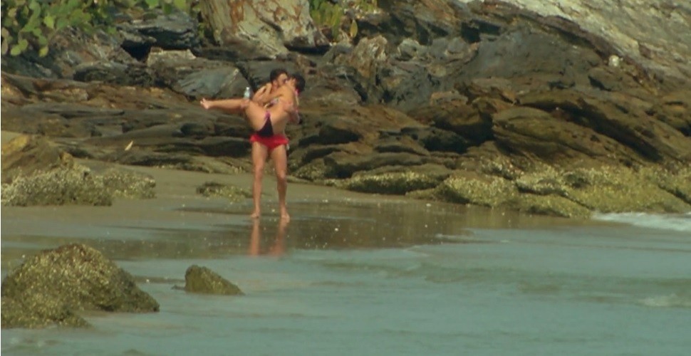 INSULA IUBIRII! Andreea și ispita George și-au oficializat relația cu un sărut lung pe plajă: ”Am simțit o atracție de la început”