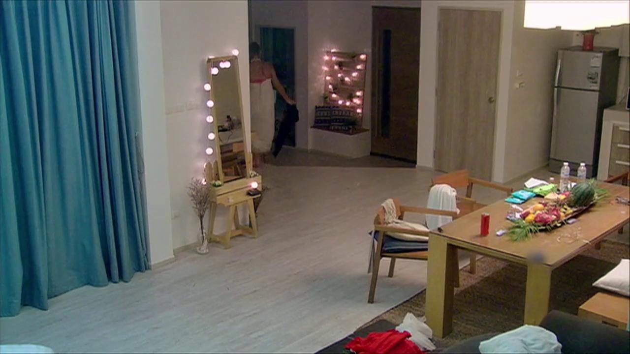 Andreea face totul pentru a ieşi &icirc;n evidenţă! "Căuta camerele de vederi prin toată casa!"