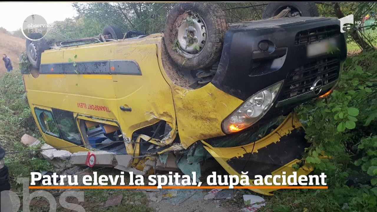 Patru copii au fost transportaţi la spital după ce microbuzul şcolar &icirc;n care erau s-a răsturnat pe o şosea din judeţ