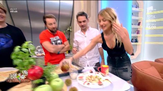 Micul dejun al lui Răzvan de c&acirc;nd a devenit vegetarian. Dani: Doamne, arată ca o poezie... e bun și pentru somalezi"