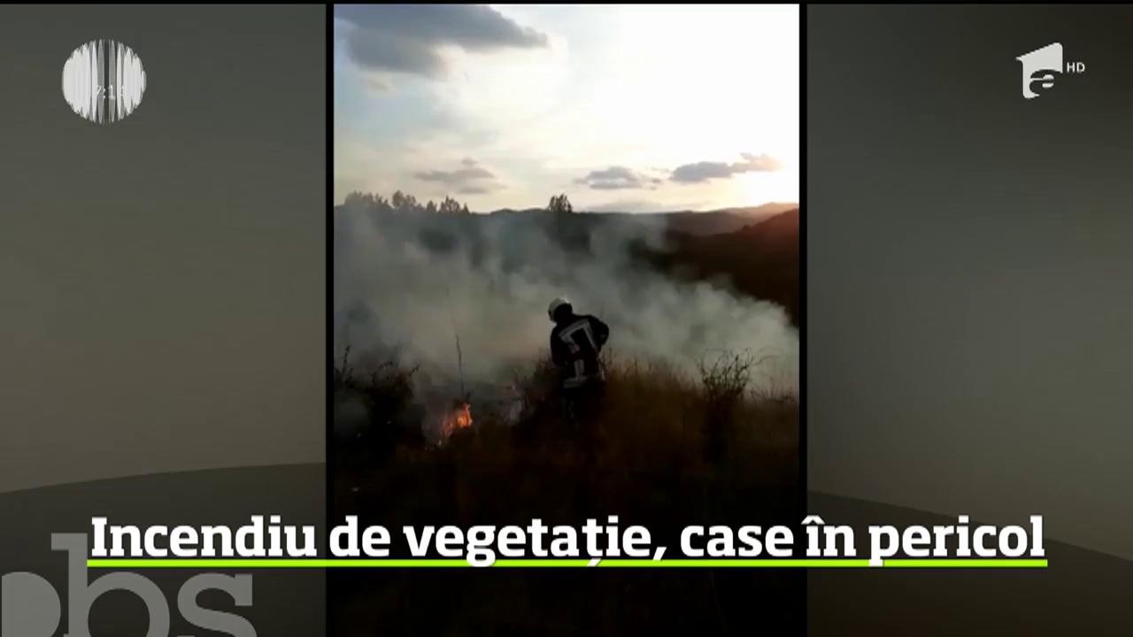 Sătenii dintr-o comună din Caraş-Severin au fost &icirc;n pericol!  Un incendiu de vegetaţie le ameninţa casele