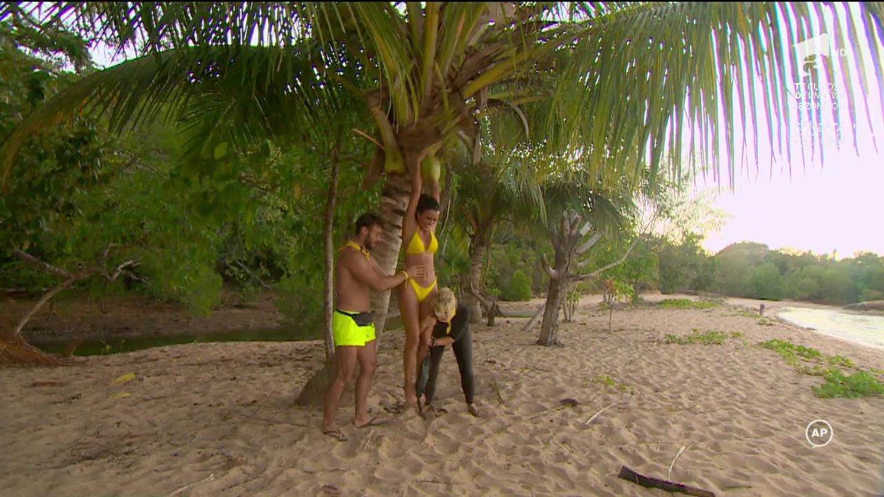 R&acirc;zi cu lacrimi! Danielei Crudu i-a picat o nucă de cocos &icirc;n cap