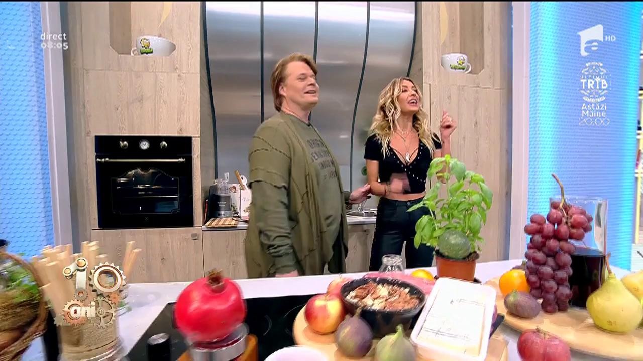 Flavia, gospodina echipei de la Neatza: "Dani, gătitul meu continuă, am m&acirc;ini magice, dar e și periculos &icirc;n bucătărie, am o bubiță la deget"