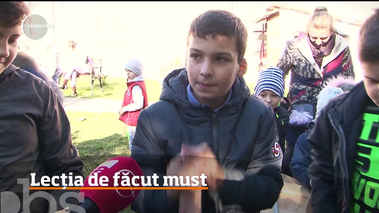 Peste 500 de elevi dintr-o şcoală din T&acirc;rgu-Mureş au &icirc;nvăţat astăzi cum să facă must