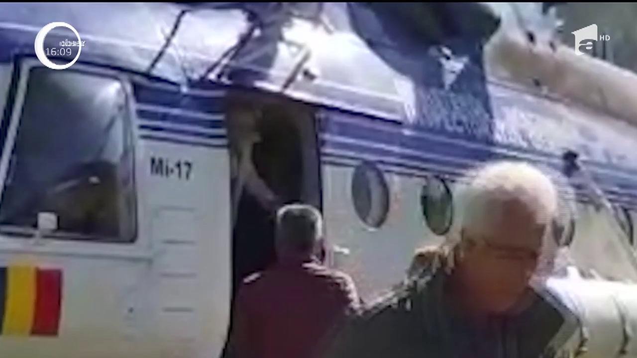 Viorica Dăncilă s-a lovit la cap &icirc;n timp ce coboare din avionul care o ducea către comuna Borca, din judeţul Neamţ.