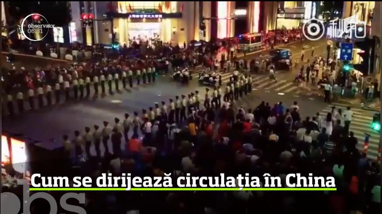 Poliţia chineză a găsit o modalitate originală să dirijeze circulaţia &icirc;ntr-o importantă intersecţie din Şanhai