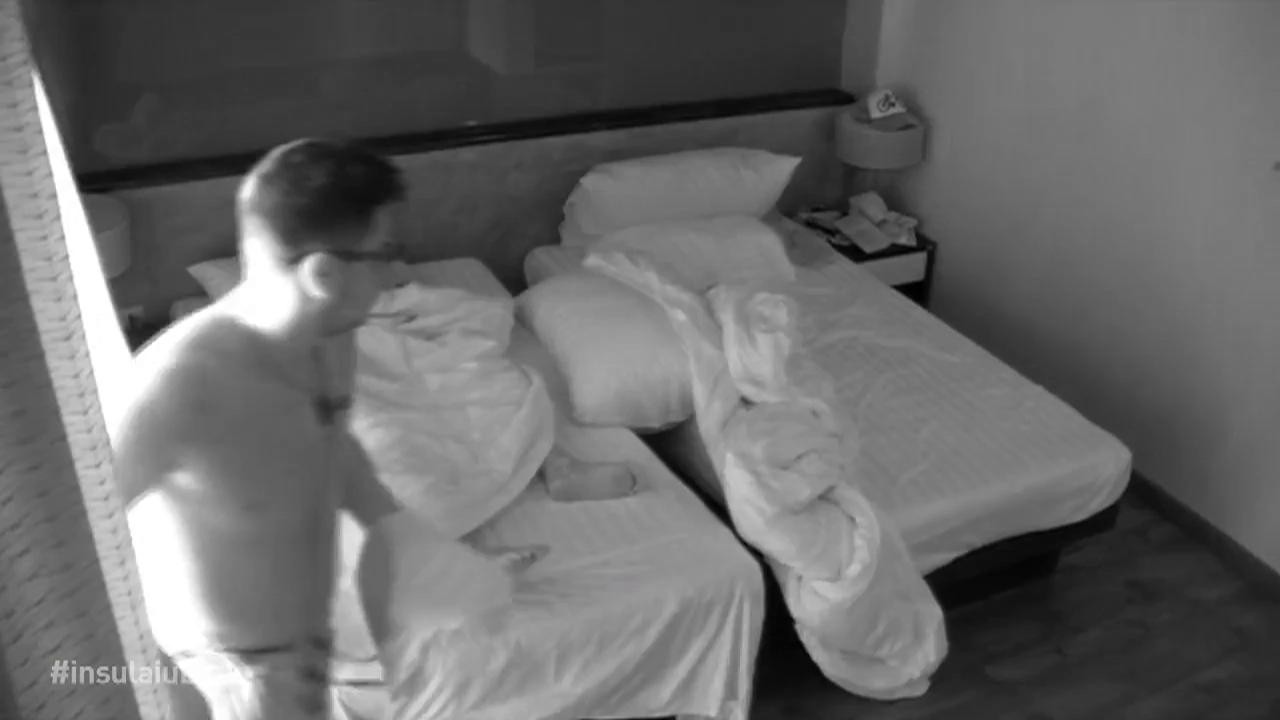 Răzvan, surprins de apariţia ispitei Bianca pe insulă