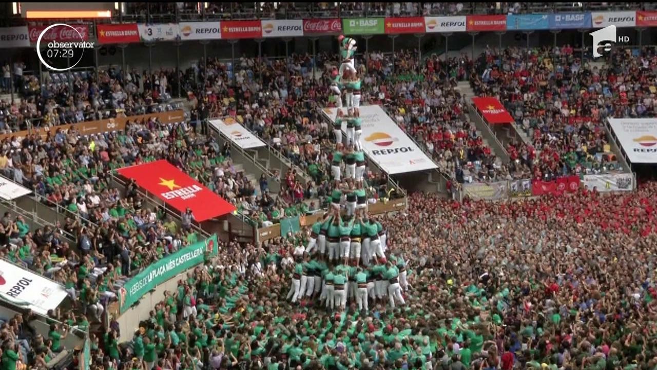 42 de echipe din diferite părţi ale Cataloniei s-au &icirc;ntrecut &icirc;n clădirea aşa-numitelor "turnuri umane" sau "castele", cum le spun localnicii