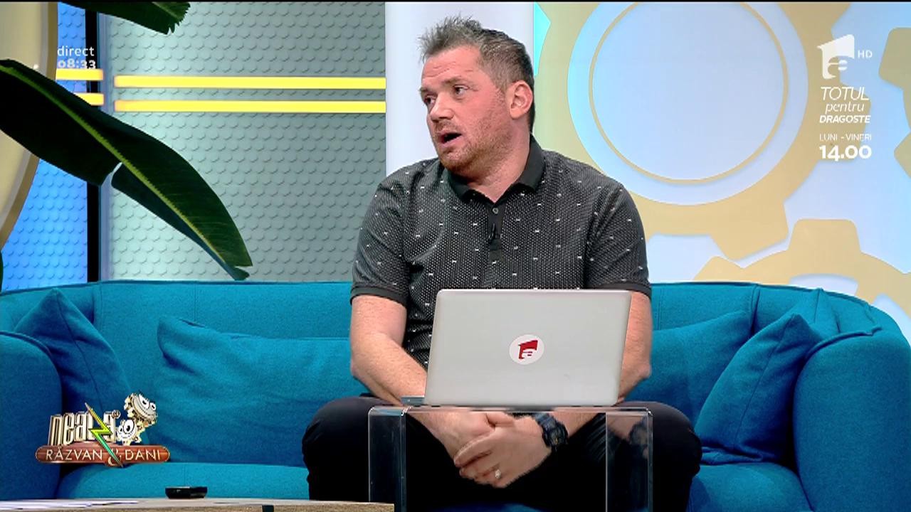 Smiley News. Un om al străzii dirijează circulația pentru bani