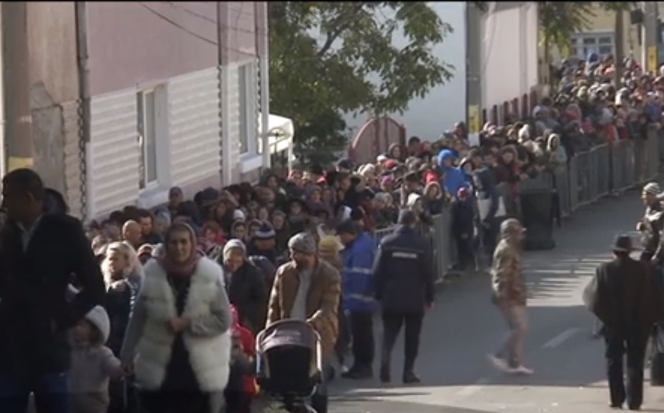 Testul pestei porcine la Sf&acirc;nta Parascheva. De teama pestei, credincioşii vor fi verificaţi chiar şi &icirc;n genţi