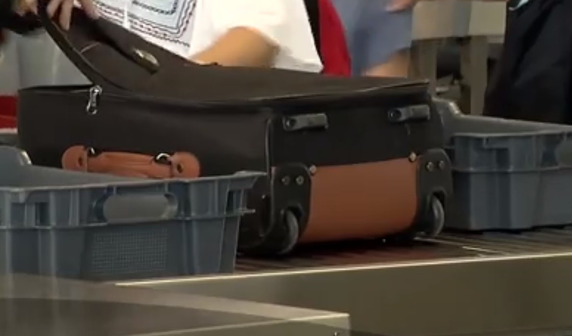 Un hoţ a oprit la sol un avion, &icirc;n Timişoara! Ce a furat bărbatul