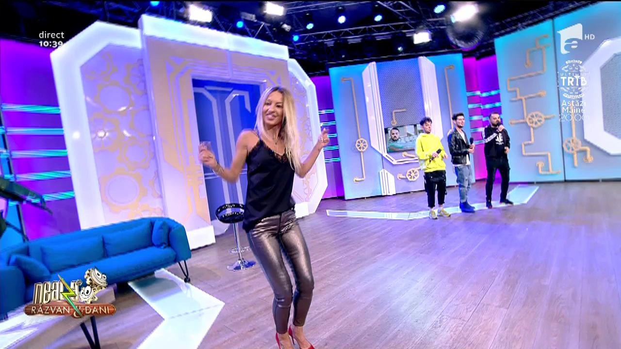 Noaptea T&acirc;rziu c&acirc;ntă, la Neatza, melodia "Mă mut la București"