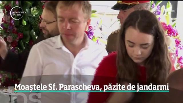 Sub paza jandarmilor, moaştele Sfintei Parascheva au fost scoase &icirc;n faţa Catedralei din Iaşi