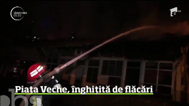 Incendiu de proporţii &icirc;n Piaţa Veche din Craiova. O hală care adăpostea mai multe standuri a fost cuprinsă de flăcări uriaşe