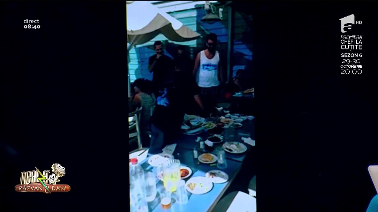 Smiley News. Merită un bacșis mare! Cum debarasează un chelner masa dintr-un restaurant