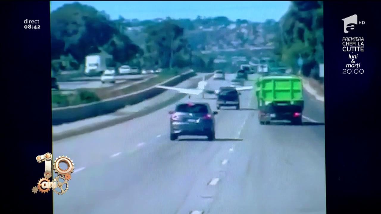 Smiley News! Mergi liniștit pe autostradă, iar un avion aterizează perfect l&acirc;ngă tine