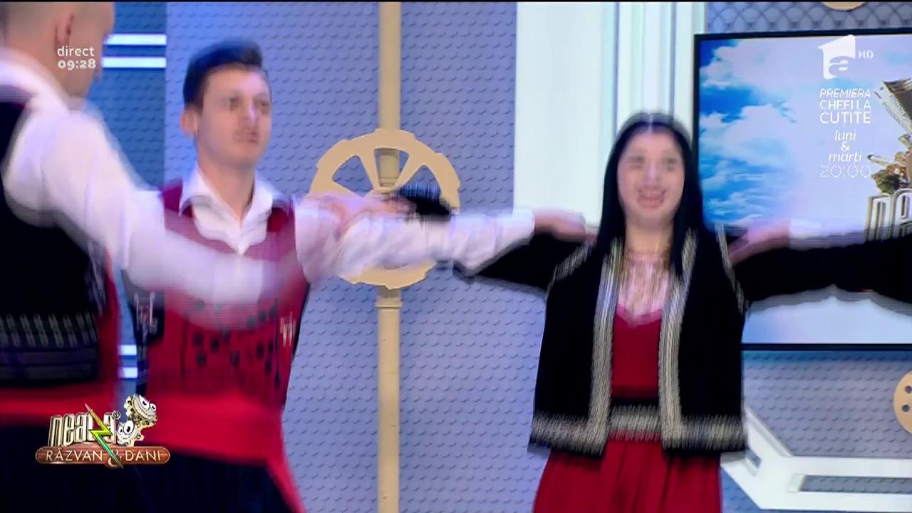 Ansamblul KYMATA al Uniunii Elene din Rom&acirc;nia - Filiala Prahova, dans spectaculos &icirc;n platoul Neatza