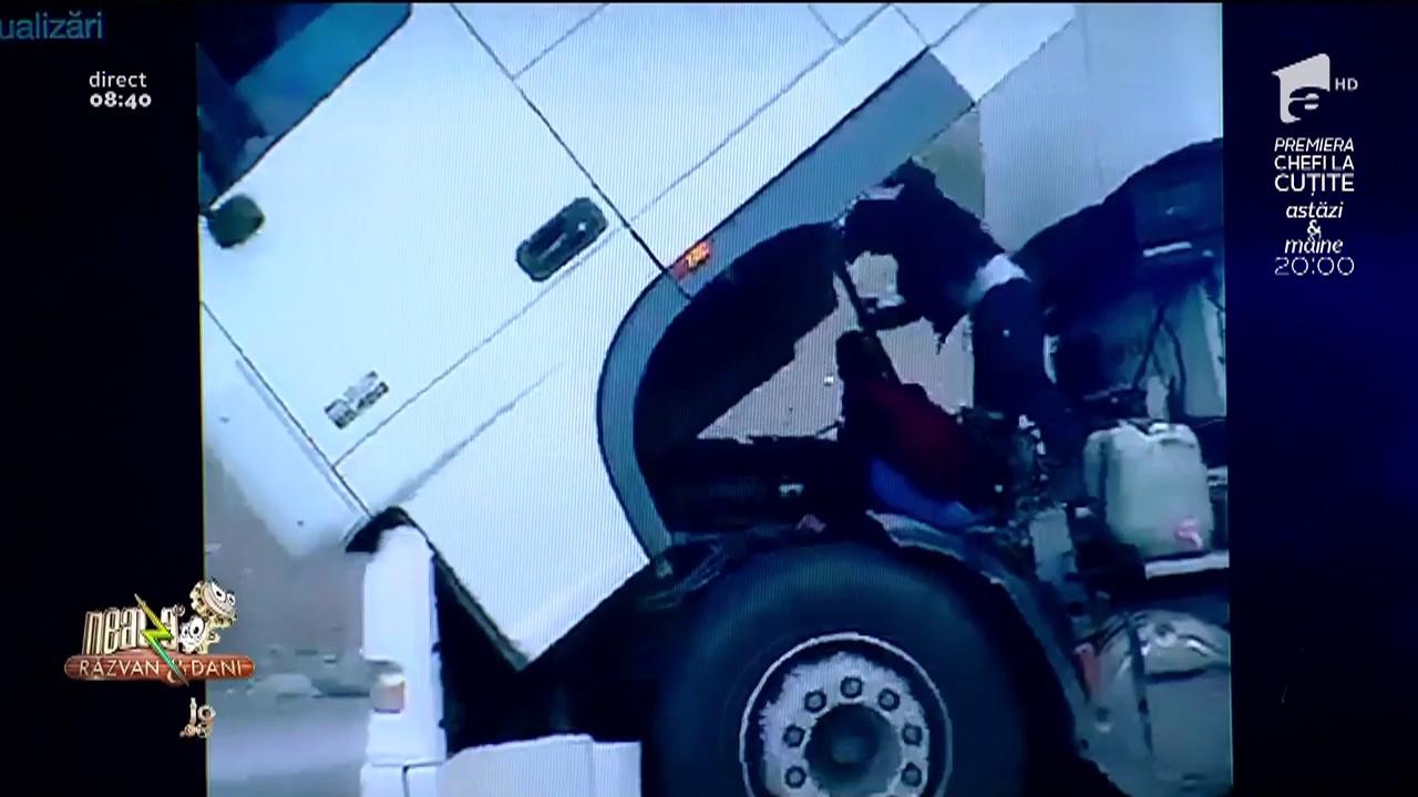 Smiley News! Tir reparat &icirc;n mers de doi mecanici pricepuți