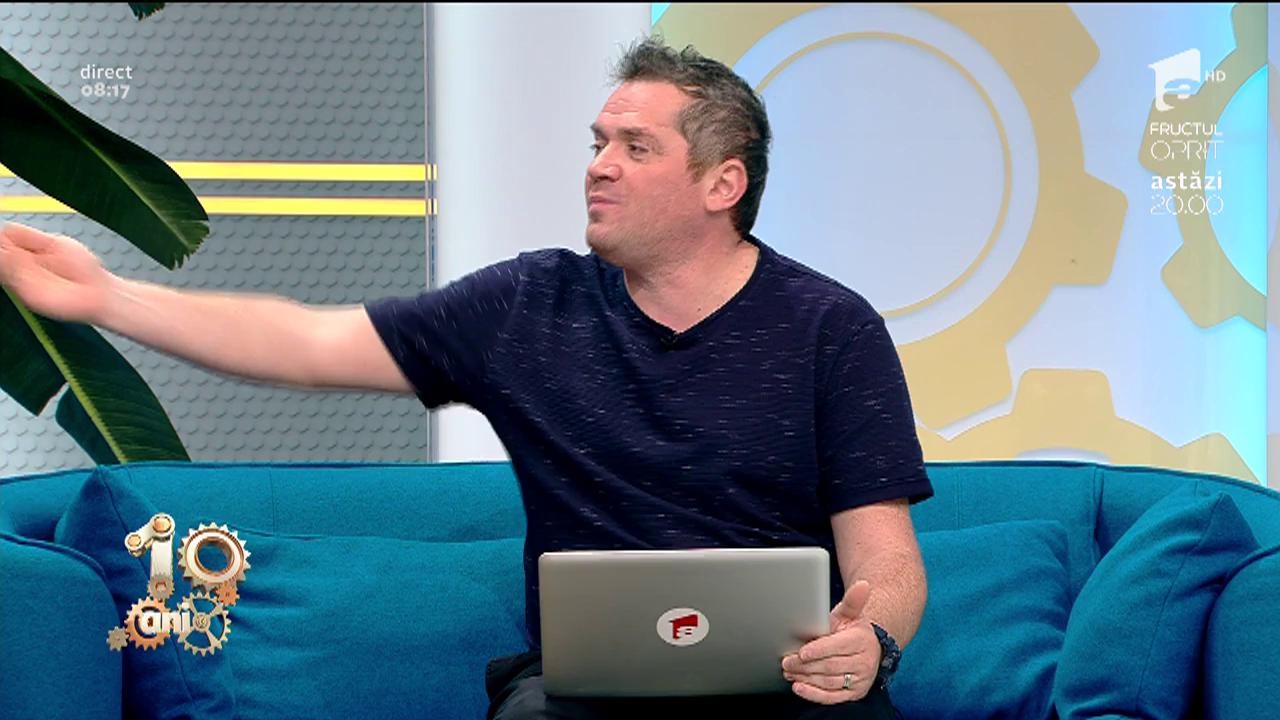 Smiley News. Anunț pe clădirea Academiei Rom&acirc;ne: Atenție! Cad bucăți de...