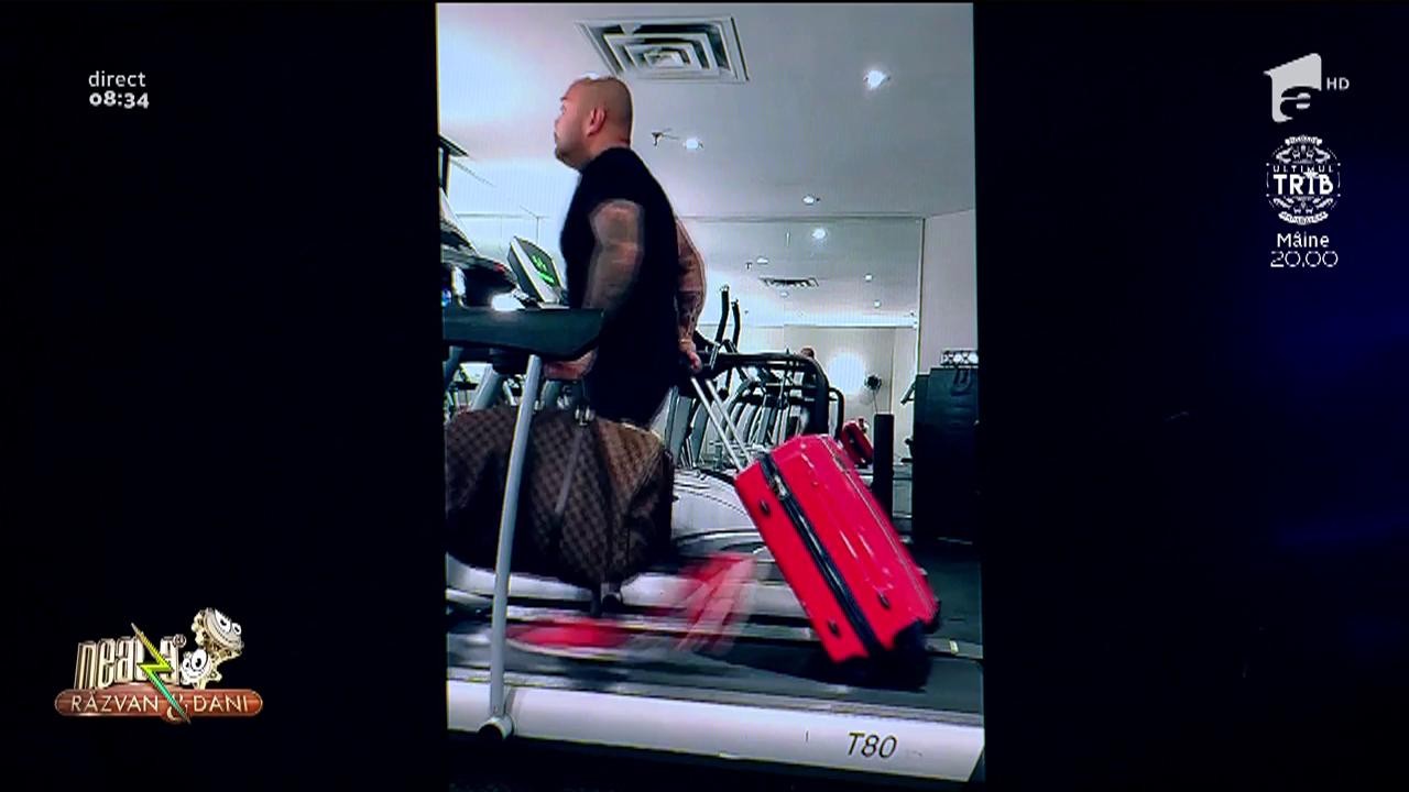 Smiley News. Antrenament pentru turiștii care &icirc;nt&acirc;rziere de obicei. Cu bagajul de m&acirc;nă, pe banda de alergat!