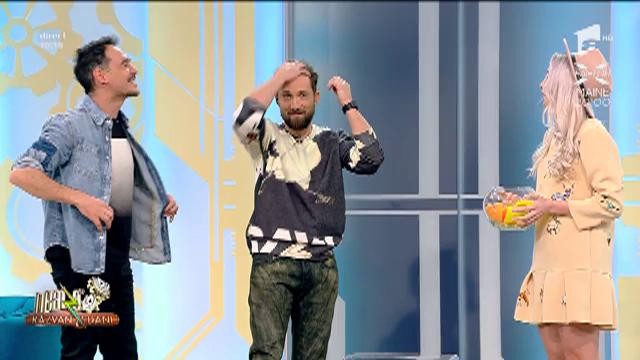 "Școala de Ucenice". Bianca Oghinciuc și Dani, joc de improvizație: &rdquo;Trebuie să dansezi la piață &icirc;n timp ce cerșești!&rdquo;