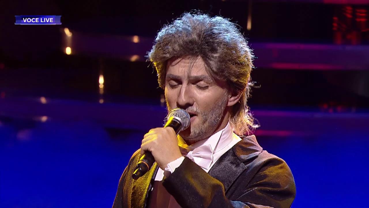 Mihai Trăistariu se transformă în Andrea Bocelli - "Can't help falling in love"