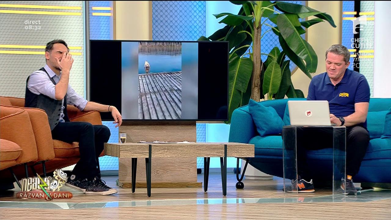 Smiley News. O blondă s-a aruncat &icirc;ntr-un lac, fără să știe că era apa &icirc;nghețată!