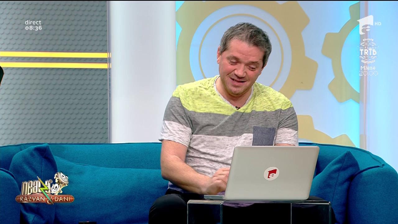 Smiley News. Cum se comportă doi c&acirc;ini c&acirc;nd se simt vinovați