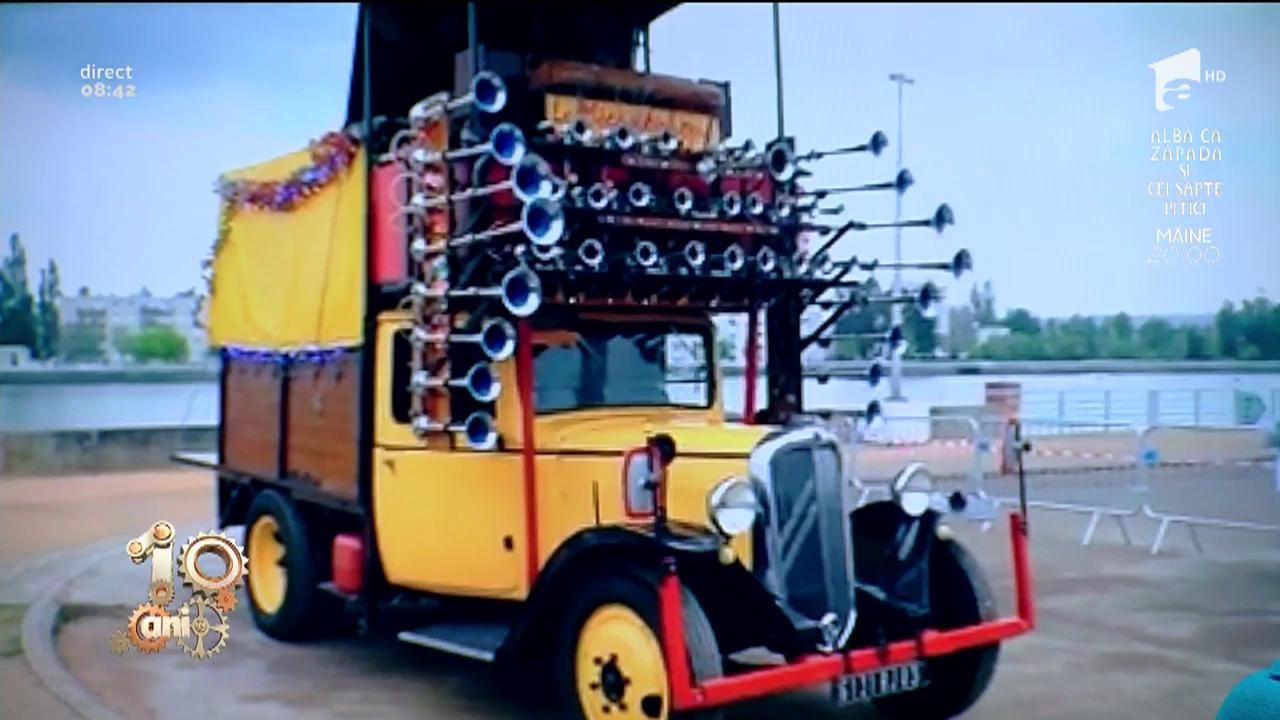 Smiley News. Mașina cu o mulțime de trompete pe post de claxoane