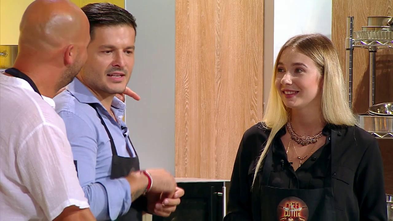 Muzică și voie bună la Chefi la Cuțite! Cristina Scurtu le cântă lui Liviu Vârciu și Andrei Ștefănescu: "Pușca și cureaua lată, ce bărbați erați odată"