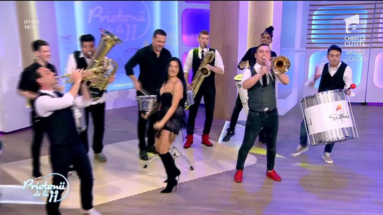 Elena Ionescu cântă, la "Prietenii de la 11", melodia "Latina"