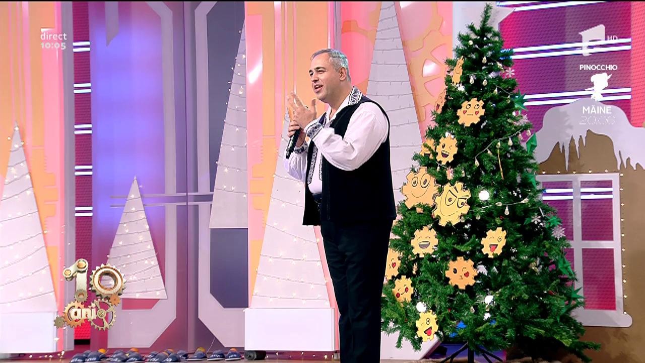 Nicolae Datcu c&acirc;ntă, la Neatza, melodia ""Trei m&acirc;ndruțe cine n-are".