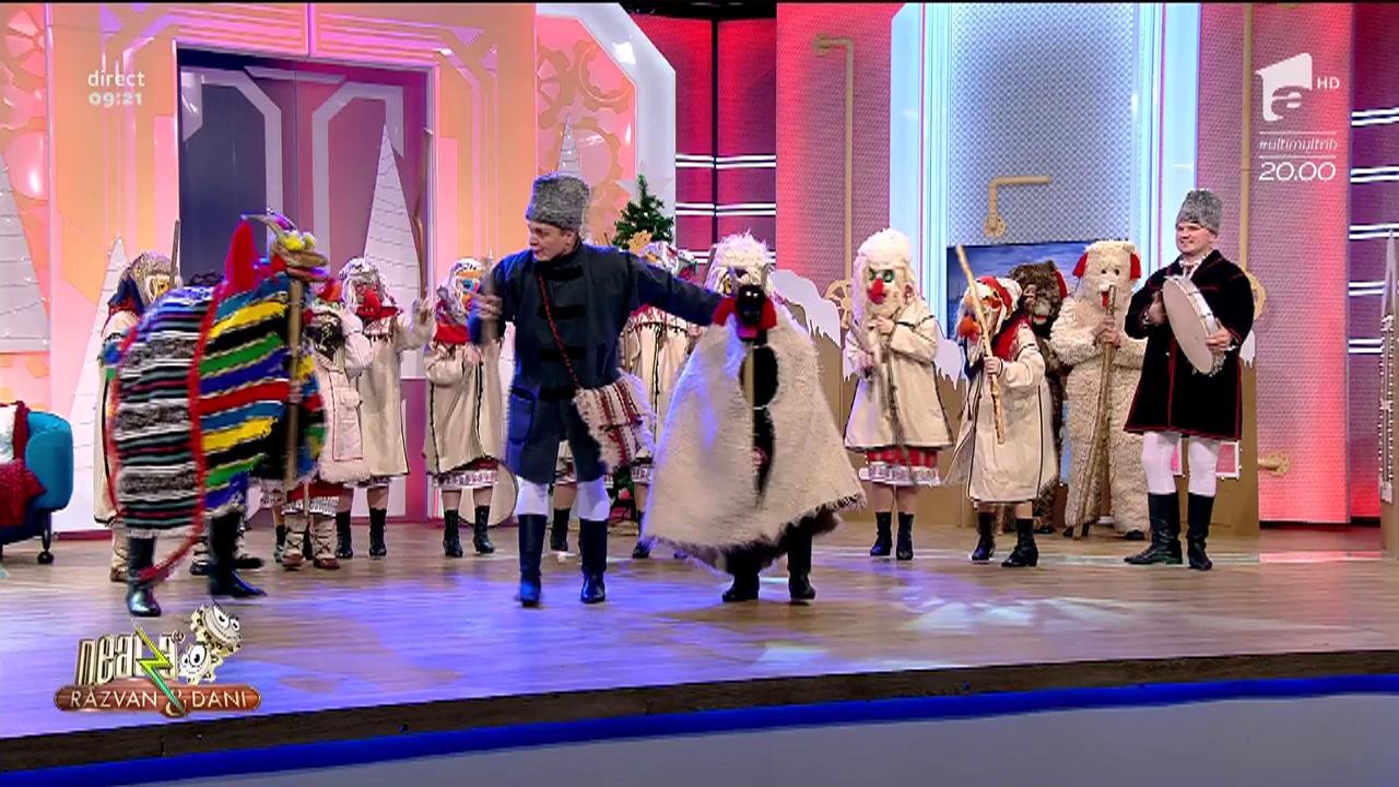Ansamblul Folcloric "Codrii Neamțului", dans &icirc;n platoul de la Neatza