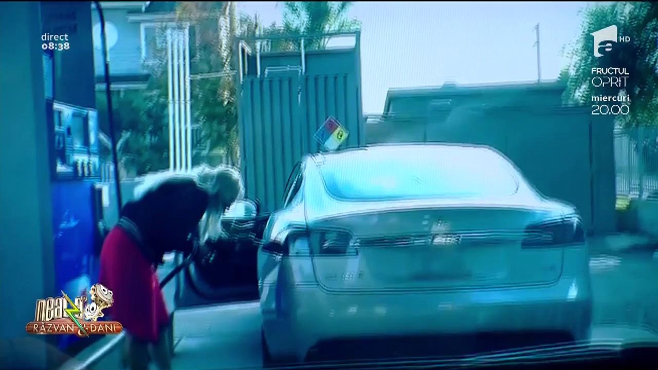Smiley News. O femeie cu o mașină electrică se duce să alimenteze la pomba de benzină