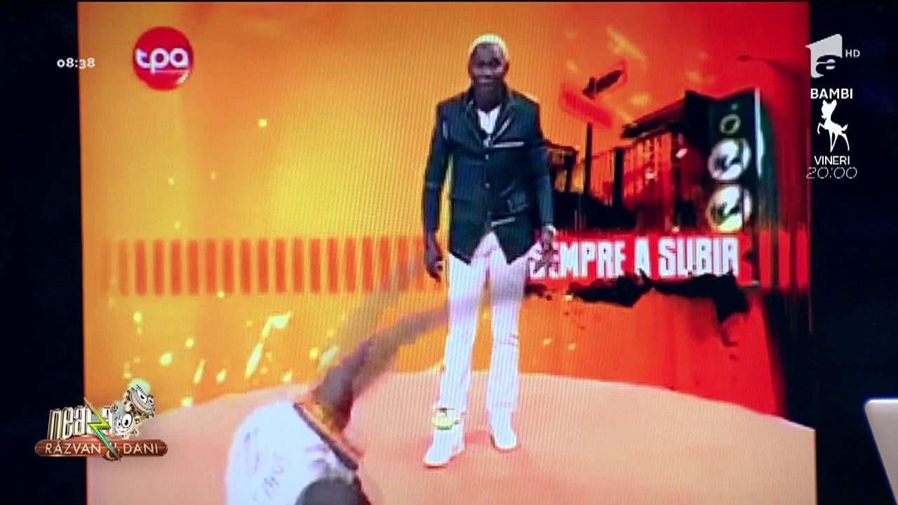Smiley News: Râzi cu lacrimi, nu glumă! Cum face celebrul Pipinu din Angola spectacol de Sărbători!