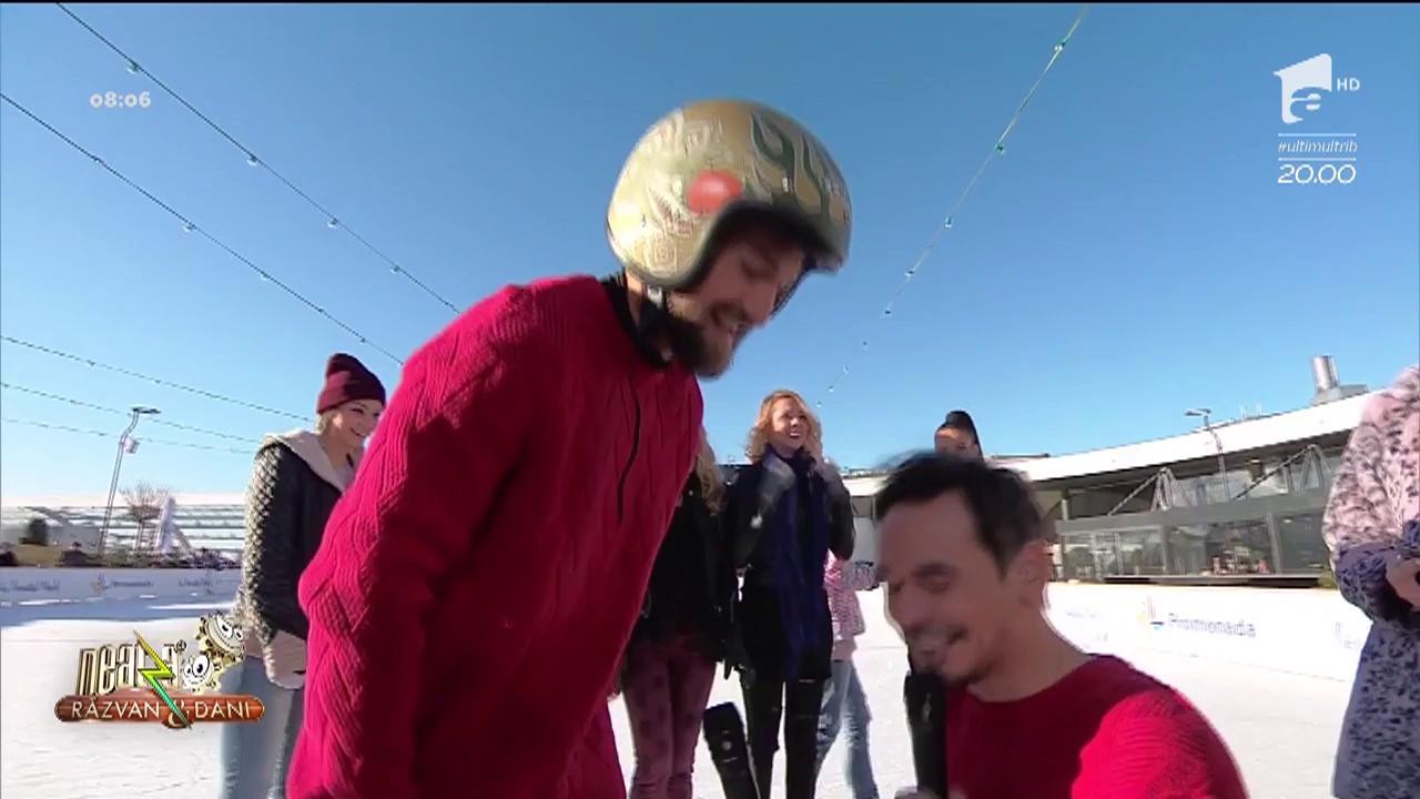 Răzvan și Dani au pierdut pariul. Cei doi au patinat &icirc;n lenjerie intimă