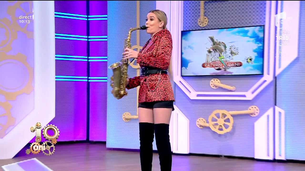 Lady Sax - "Uptown Funk"