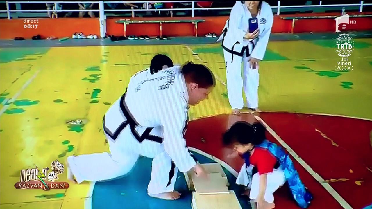 Smiley News. Are tată o fetiță karatistă foc. Cum &icirc;ncearcă un copil să spargă cu piciorul un placaj