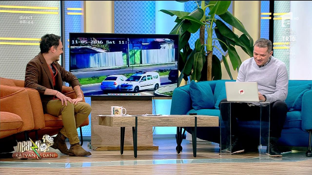 Smiley News. Cel mai frumos accident: Un șofer rom&acirc;n a lovit mașina de poliție