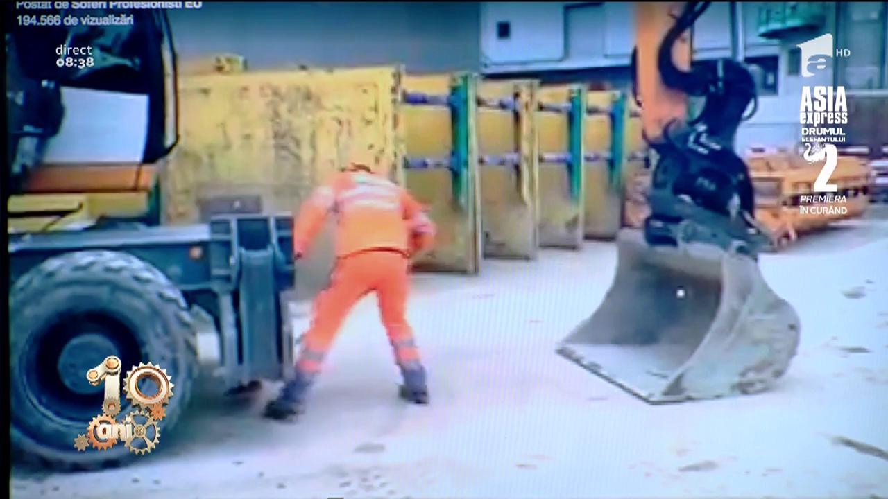 Exces de zel pe șantier, nu glumă! Un muncitor ridică un excavator ca să dea cu mătura sub el! (VIDEO)