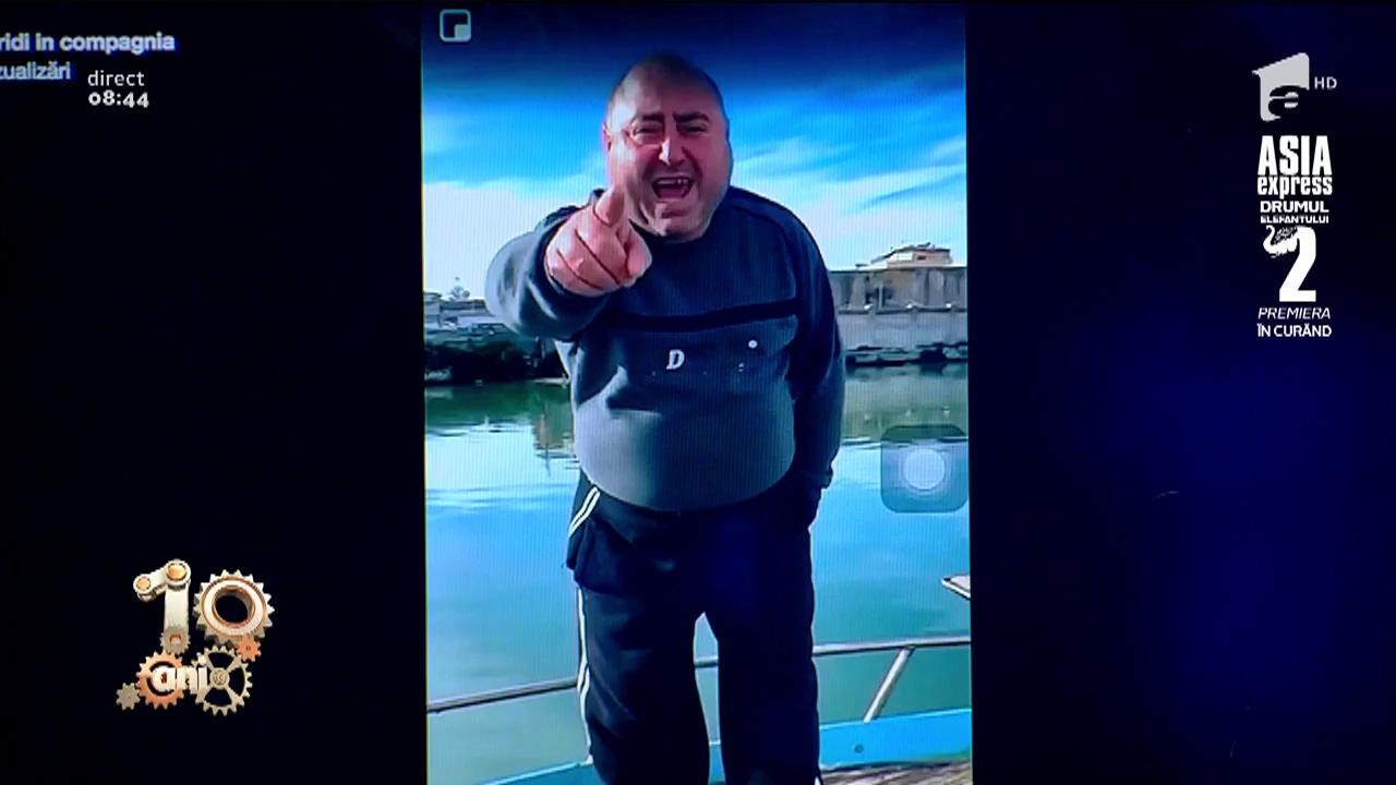 Smiley News. Cum c&acirc;ntă un italian simpatic celebra melodie &rdquo;Jingle Bells&rdquo;