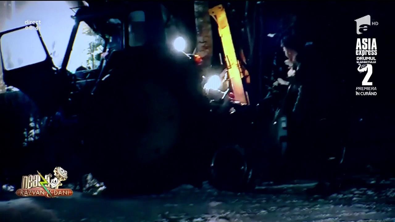 Smiley News. Tractare cu peripeții dintr-un șanț