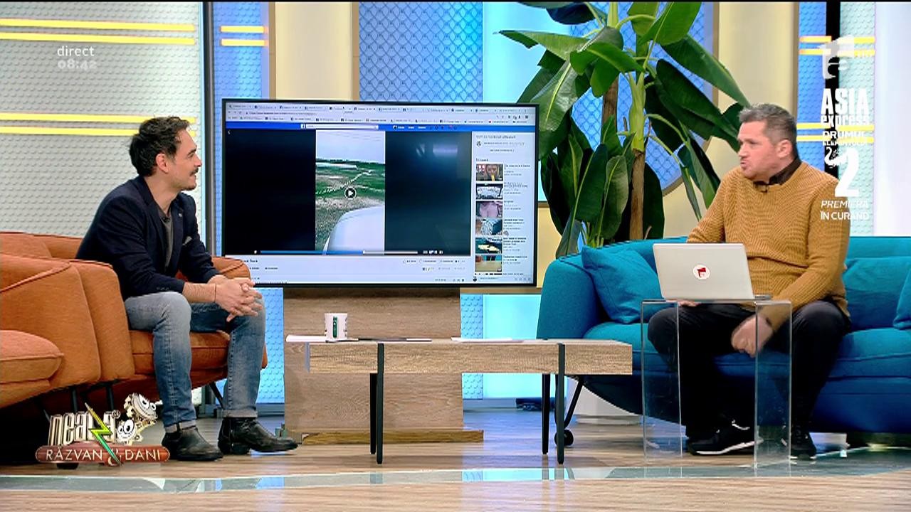 Smiley News. Șoseaua blocată de rațe