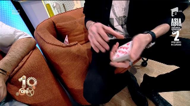 Magicianul Antonio, trucuri spectaculoase de magie cu cărțile de joc