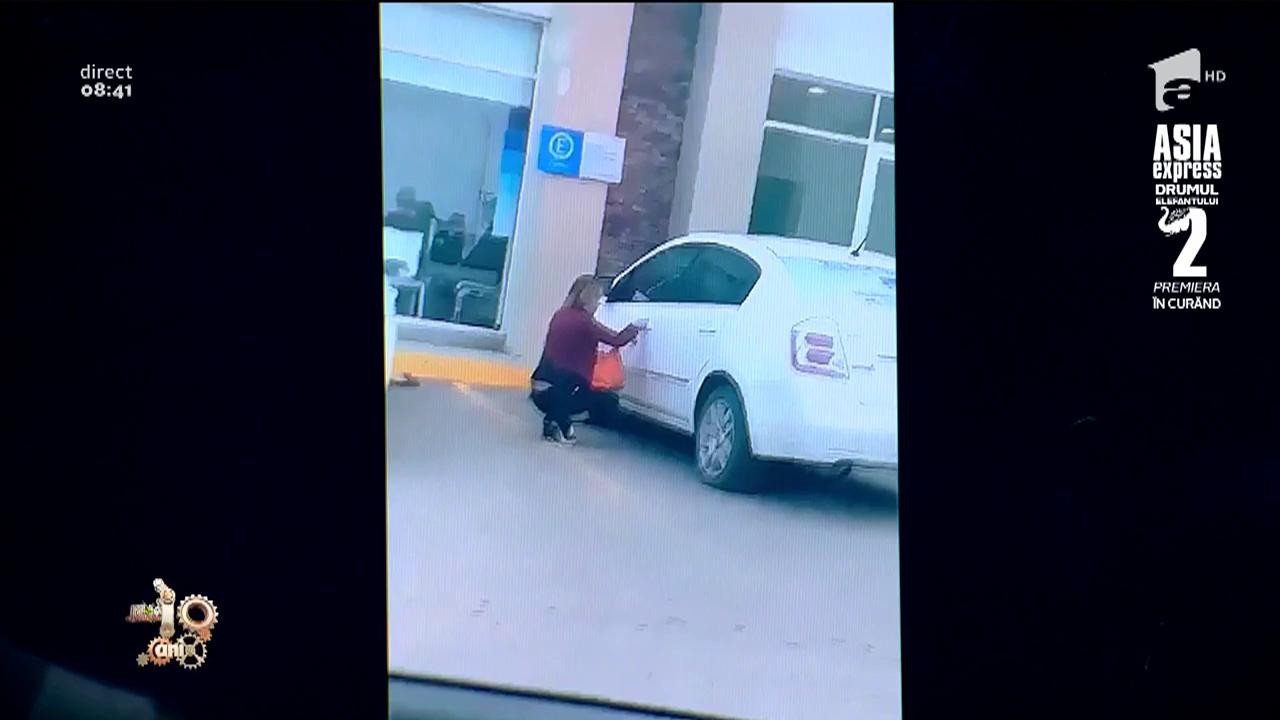 Smiley News. Cum &icirc;ncearcă o femeie să &icirc;și deschidă mașina